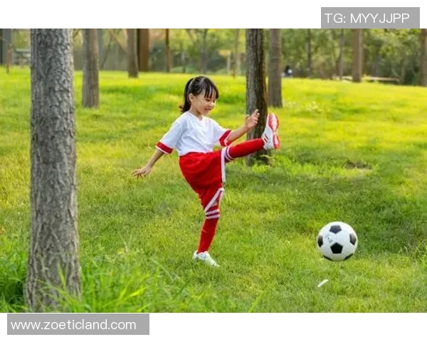 小女孩足球明星的成长之路与梦想追逐的精彩故事